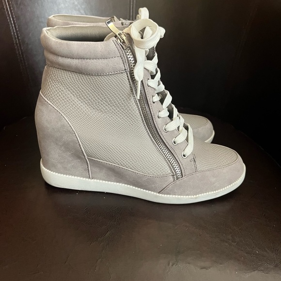 The cool girl sneaker shoe. - Picture 2 of 5